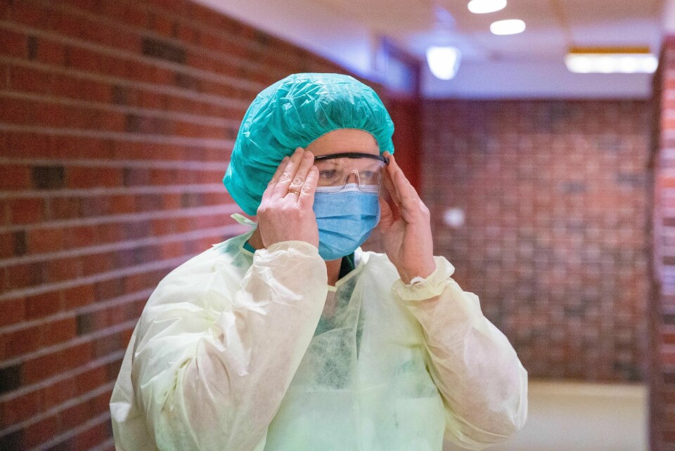 12 nye mossinger har fått påvist koronavirus det siste døgnet. Her er helsesykepleier Cecilie Feiner Høyland avbildet i mars, noen uker etter det første utbruddet.