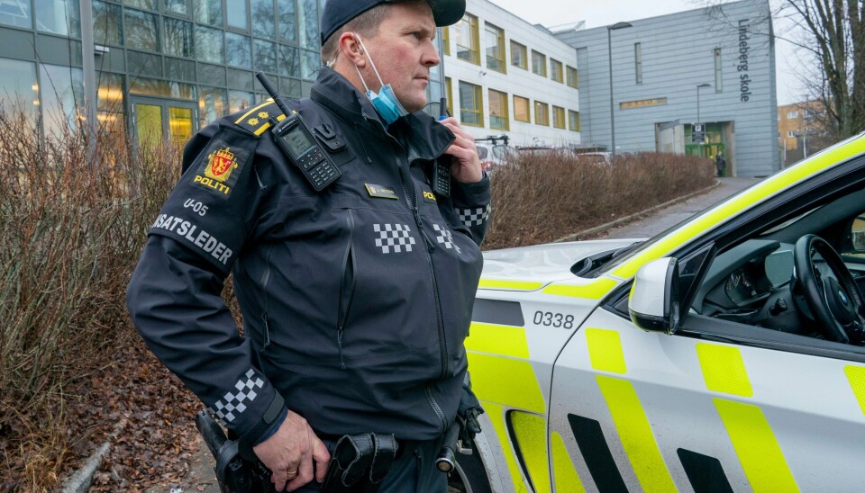 Innsatsleder Arve Røtterud ved Lindeberg skole etter et slagsmål med flere unge personer involvert. En person skal ha blitt knivstukket og er kjørt til sykehus med alvorlige skader.