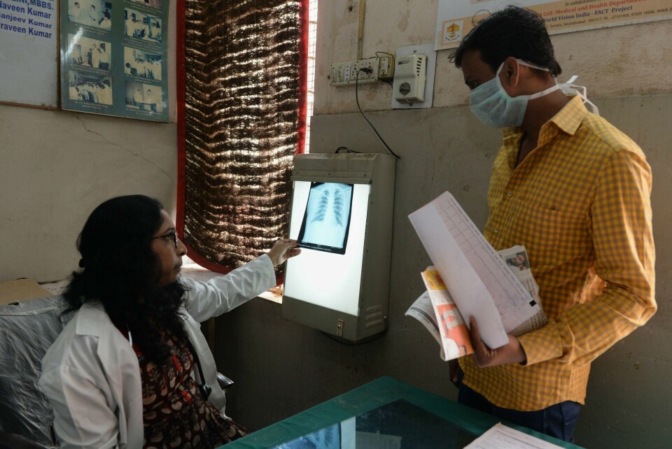 En lege sjekker røntgenbildet til en pasient ved tuberkuloseavdelingen i Hyderabad i India. India er et av landene med høy forekomst av tuberkulose, en sykdom som årlig tar over 1,4 millioner liv på verdensbasis.