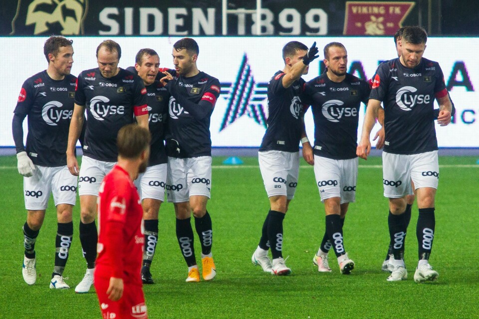 Vikings Veton Berisha jubler med lagkamerater etter 1-0 målet under eliteseriekampen i fotball mellom Viking og Brann på Viking stadion. Foto: Carina Johansen / NTB Stavanger 20201202. Vikings Veton Berisha jubler med lagkamerater etter 1-0 målet under eliteseriekampen i fotball mellom Viking og Brann på Viking stadion.Foto: Carina Johansen / NTB