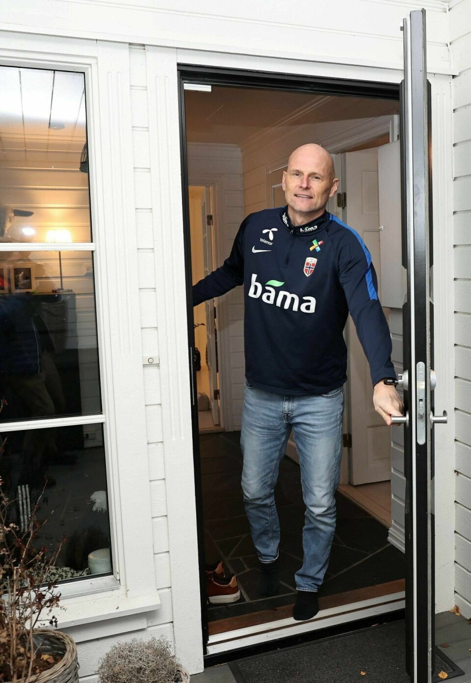 Ståle Solbakken hjemme på Hamar der han oppholder seg i reisekarantene til søndag. Foto: Geir Olsen / NTB