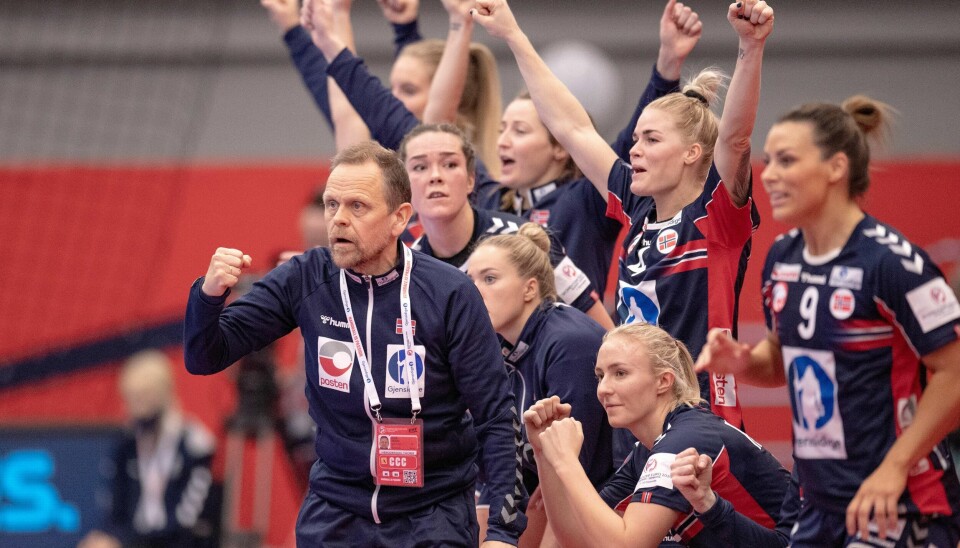 Thorir Hergeirsson og de norske jentene på benken likte dem de så lørdag kveld.