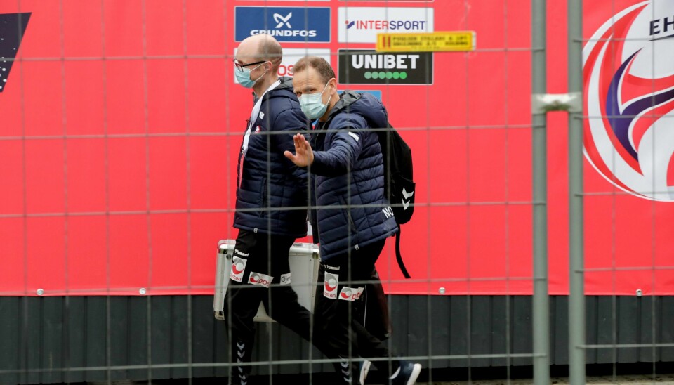 Landslagssjef Thorir Hergeirsson på vei fra trening i Sydbank Arena sammen med lege Nils Leraand.