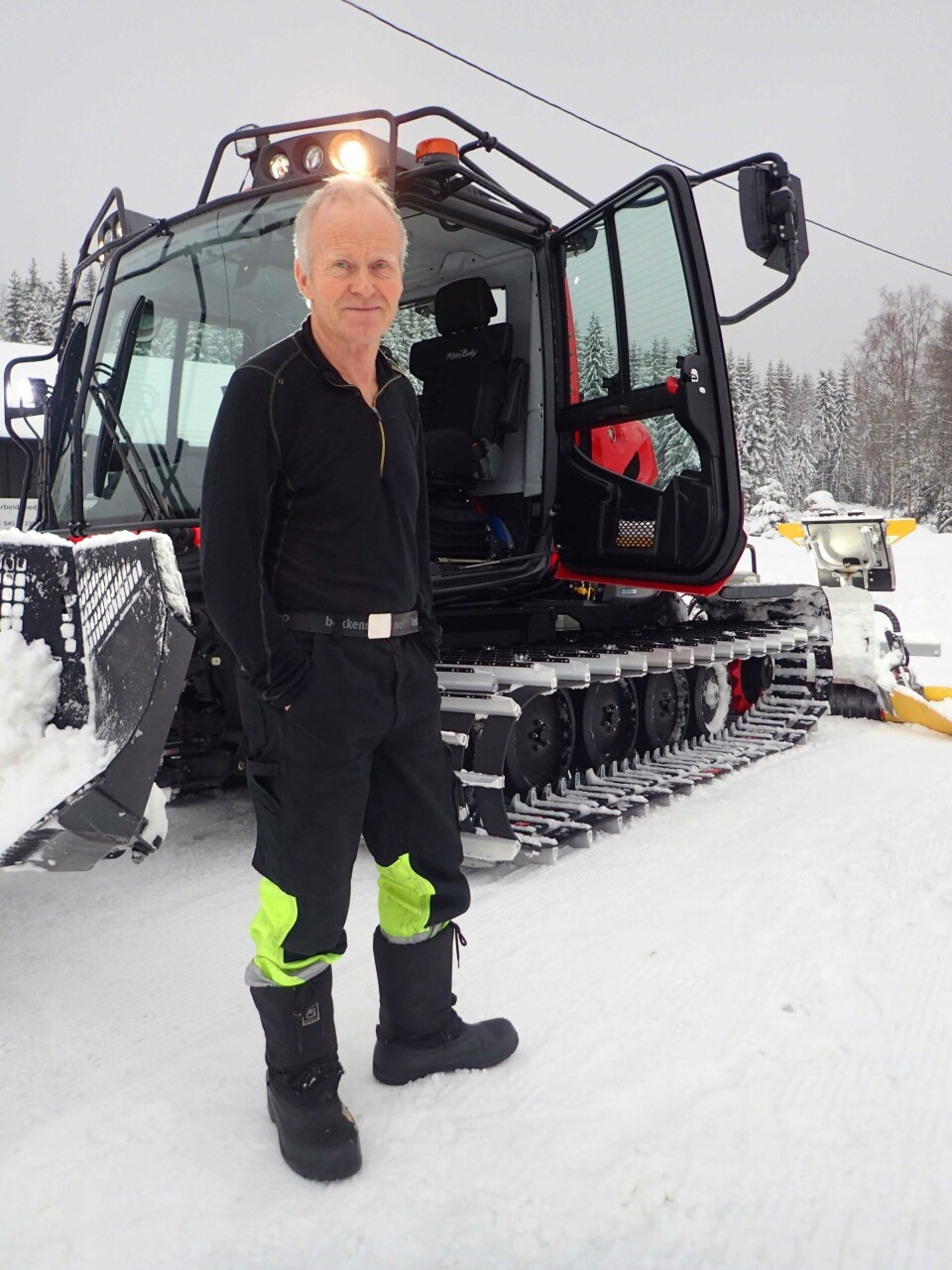 Anders Haverstad foran Lier kommunes nye stolthet, en løypemaskin til snaue to millioner kroner. OLYMPUS DIGITAL CAMERA