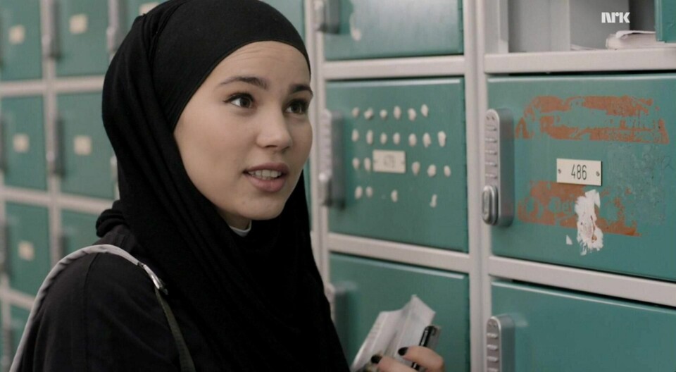 Da NRK-serien Skam kom, endret alt seg. For første gang så jeg en muslimsk jente spille en muslimsk rolle på TV, skriver Aima Hassan. På bildet: Iman Meskini, i rollen som «Sana». Skjermdump: NRK