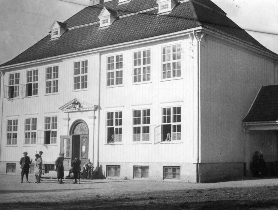 Egge skole ble okkupert av tyskerne 15. september 1943. Bildet viser skolen i maidagene 1945 der nazister ble forvart og forhørt. Foto: Fra «Lier under andre verdenskrig – glimt fra årene 1940-1945» Egge skole ble okkupert av tyskerne 15. september 1943. Bildet viser skolen i maidagene 1945 der nazister ble forvart og forhørt. Foto: Fra «Lier under andre verdenskrig – glimt fra årene 1940-1945»
