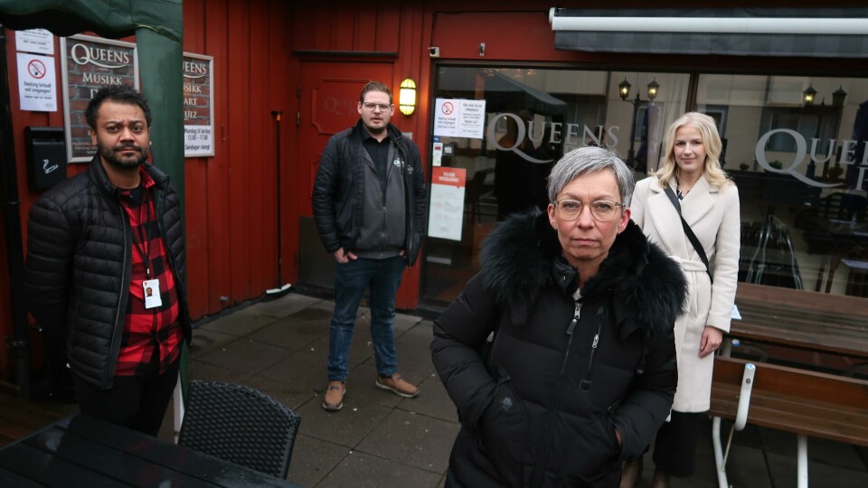 Leder for utelivsbransjen i Moss, Lars Olav Bye, ga en levende beskrivelse av forholdene i byens utelivsbransje da han møtte representanter fra Arbeiderpartiet onsdag formiddag. Fra venstre: Gruppeleder i Moss Ap, Shakeel Rehman, innehaver av Queens Pub, Lars Olav Bye, ordfører Hanne Tollerud og stortingsrepresentant Elise Bjørnebekk-Waagen. Leder for utelivsbransjen i Moss, Lars Olav Bye, ga en levende beskrivelse av forholdene i byens utelivsbransje da han møtte representanter fra Arbeiderpartiet onsdag formiddag. Fra venstre: Gruppeleder i Moss Ap, Shakeel Rehman, innehaver av Queens Pub, Lars Olav Bye, ordfører Hanne Tollerud og stortingsrepresentant Elise Bjørnebekk-Waagen.