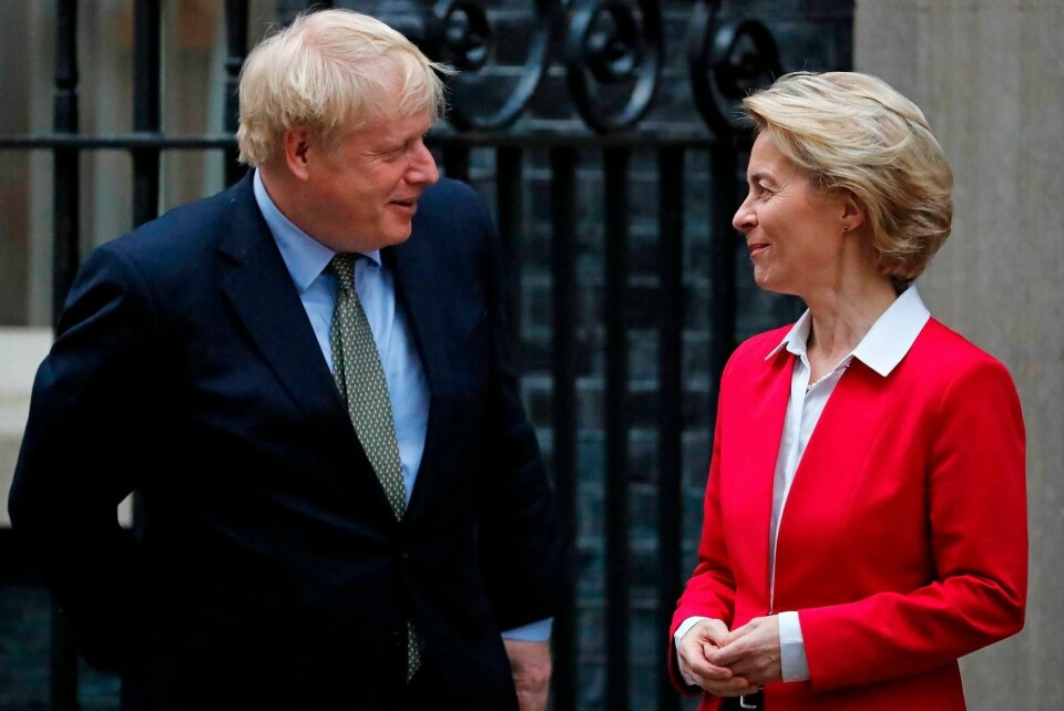 Storbritannias statsminister Boris Johnson reiser til Brussel for å ha samtaler med EU-president Ursula von der Leyen onsdag ettermiddag. Det begynner å haste for en avtale mellom Storbritannia og EU. Dette bildet er fra et tidligere møte, i januar i år.