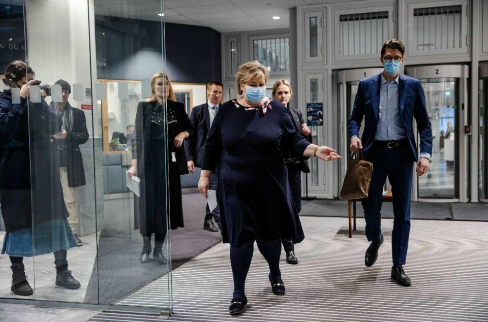 Statsminister Erna Solberg forlater pressekonferansen om koronasituasjonen og julefeiring. Helse- og omsorgsminister Bent Høie og kunnskaps- og integreringsminister Guri Melby deltar også i tillegg til Helsedirektør Bjørn Guldvog og avdelingsdirektør Line Vold i Folkehelseinstituttet. Foto: Jil Yngland / NTB