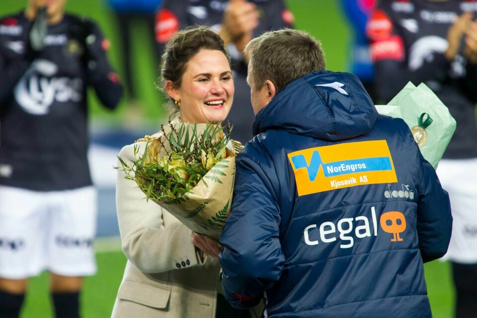 Stavangerordfører Kari Nessa Nordtun deler ut blomster til trener Bjarne Berntsen før eliteseriekampen i fotball mellom Viking og Vålerenga på Viking stadion. Foto: Carina Johansen / NTB