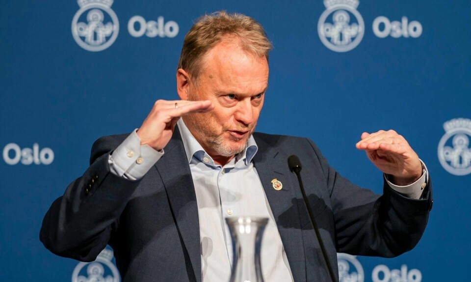 Byrådsleder i Oslo Raymond Johansen mener kinesiske karanteneordninger og obligatorisk testing ved grensen bør tas i bruk for å få ned importsmitten. Her fra pressekonferansen i Oslo rådhus torsdag om nye koronatiltak i Oslo fram mot jul.