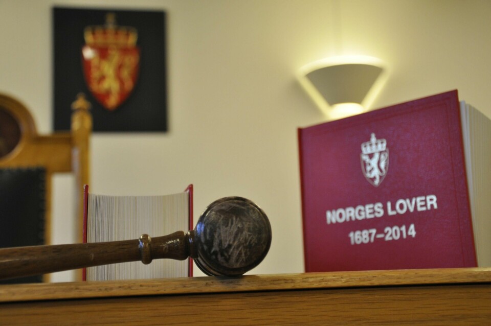 En Fredrikstad-mann er tiltalt for oppbevaring av narkotika, skadeverk og bedrageri.