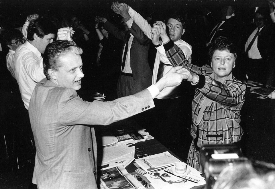 Gro Harlem Brundtland og Einar Førde med Thorbjørn Jagland under Arbeiderpartiets landsmøte i 1987. Nå blir maktkampen om Gro til NRK-drama. Foto: Arkiv Gro Harlem Brundtland og Einar Førde med Thorbjørn Jagland under Arbeiderpartiets landsmøte i 1987. Nå blir maktkampen om Gro til NRK-drama. Foto: Arkiv