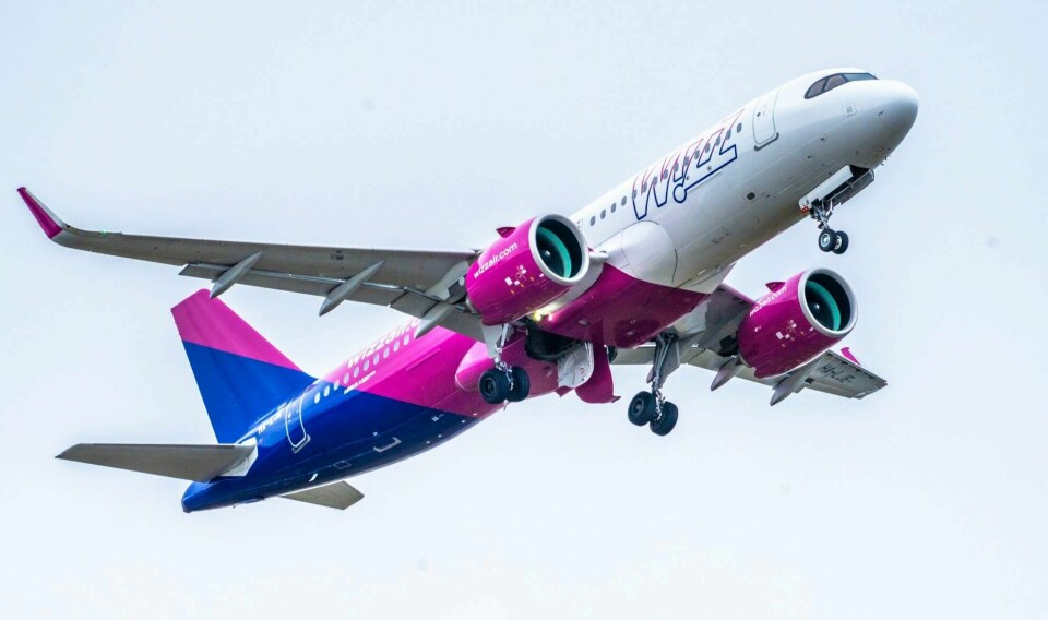 Et fly fra Wizz Air tar av fra Oslo lufthavn Gardermoen. Nå har over 200 tillitsvalgte i LO-foreninger undertegnet et opprop der de ber norske myndigheter stoppe selskapets virksomhet i Norge.