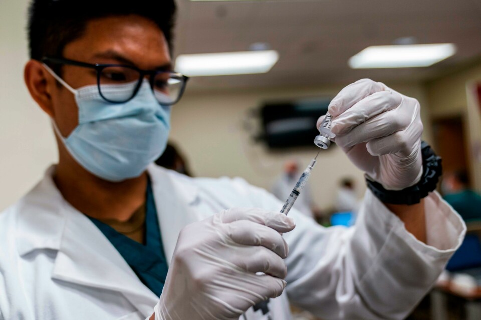 USA startet denne uka vaksinering mot koronaviruset, her fra Maryland. Flere afrikanske land frykter de først får kommet i gang med vaksinering etter sommeren neste år. HN Milan Torres reconstitutes a dose of the Covid-19 vaccine at the Walter Reed National Military Medical Center on December 14, 2020 in Bethesda, Maryland. - The United States kicked off a mass vaccination drive hoping to turn the tide on the world's biggest coronavirus outbreak, as the country's death toll neared a staggering 300,000. (Photo by Manuel Balce Ceneta / POOL / AFP)