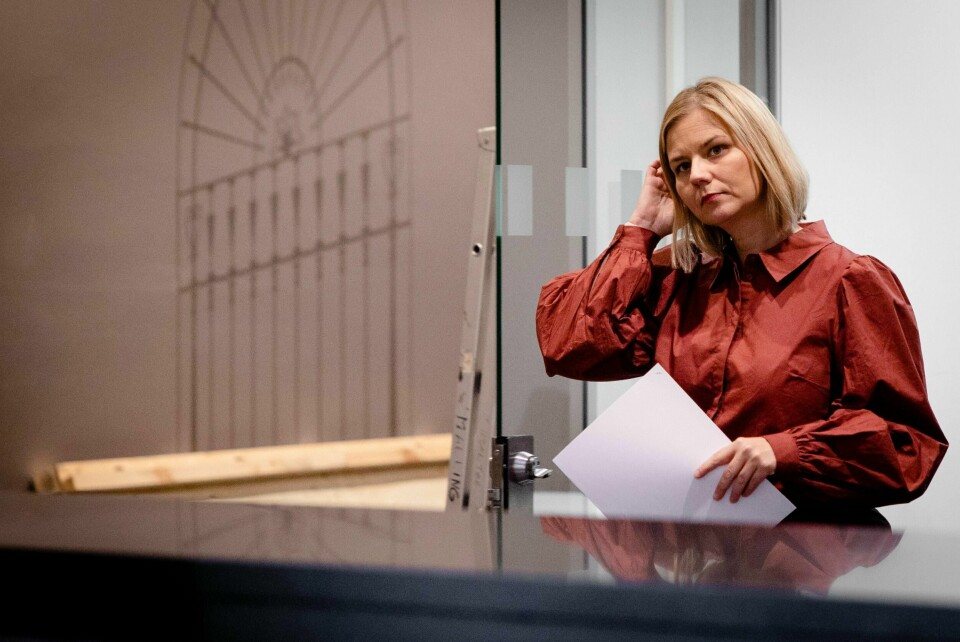 Kunnskaps- og integreringsminister Guri Melby (V) ble konfrontert med regjeringens rolle i smilefjeskartleggingen, og skjemaer som ber elever peke ut mobbere og rangere popularitet. Her fra helgens pressekonferanse om koronasituasjonen.