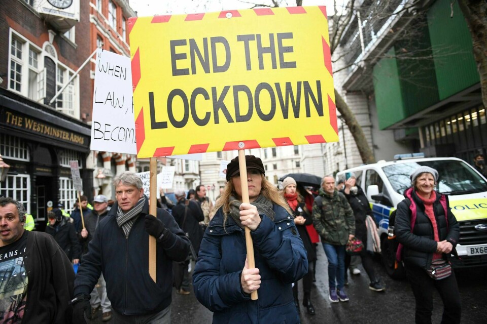 Det innføres nye, strenge restriksjoner i den britiske hovedstaden London fra onsdag. Byen er flyttet til nivå tre i koronatrinnsystemet.