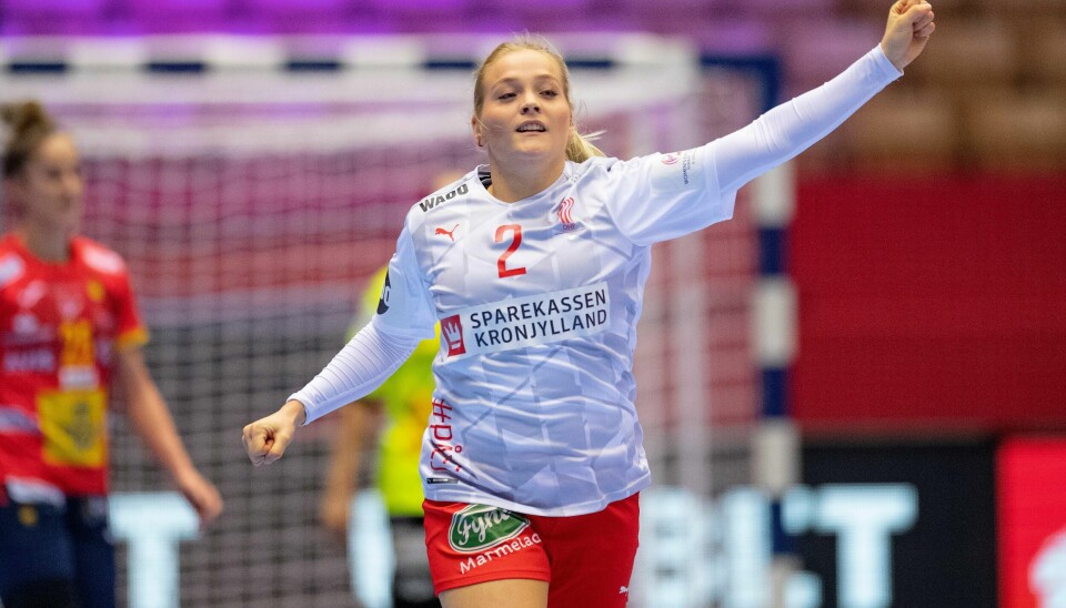 Danmarks Lærke N. Pedersen feirer et mål mot Spania i EM-kampen i håndball.