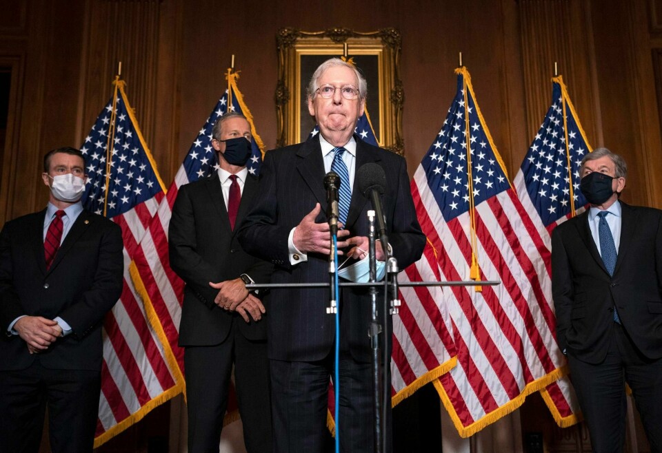 Senatsleder og topprepublikaner Mitch McConnell har unngått å gratulere Joe Biden etter valgseieren for seks uker siden, men dagen etter at valgkollegiet formelt avgjorde valget gratulerte også han Joe Biden.
