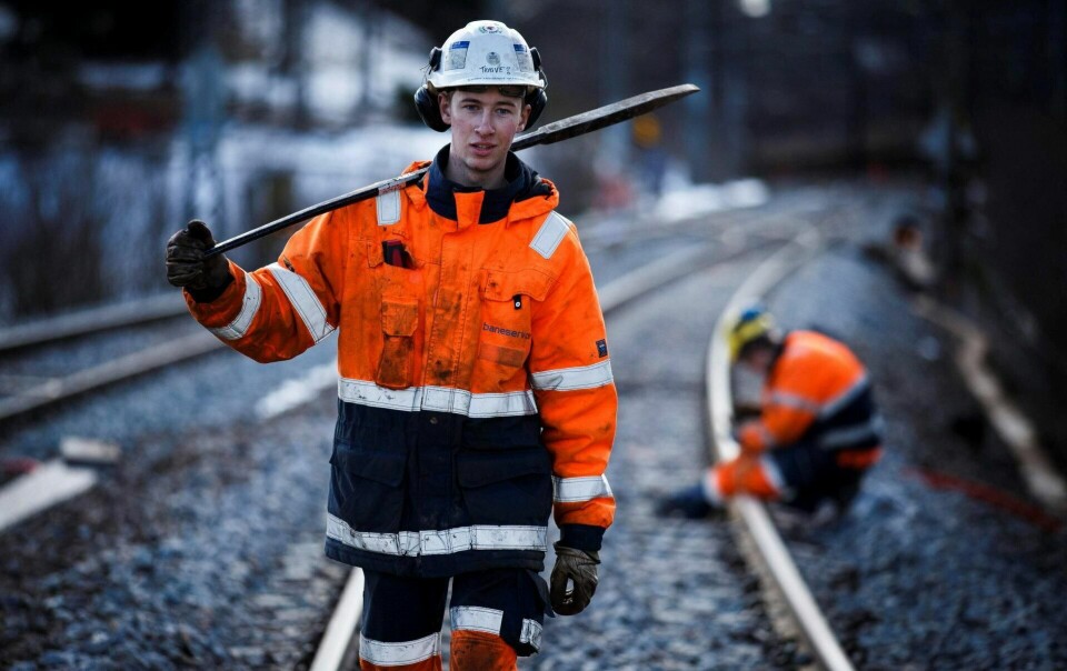 Det må bli lettere å få lærlingplass, skriver Jonas Gahr Støre. Her er banemontørlærling Trygve Nyborg på jobb. Foto: Heiko Junge/NTB