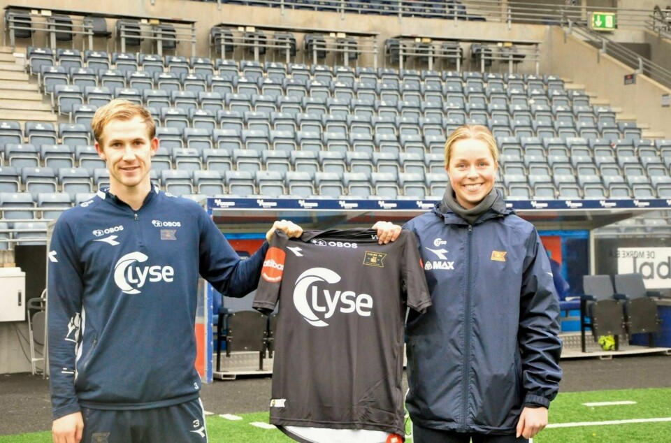 Viking-kapteinene Viljar Vevatne og Nora Heggheim markerer at Viking er blitt en likestilt klubb. Foto: Espen A. Iversen