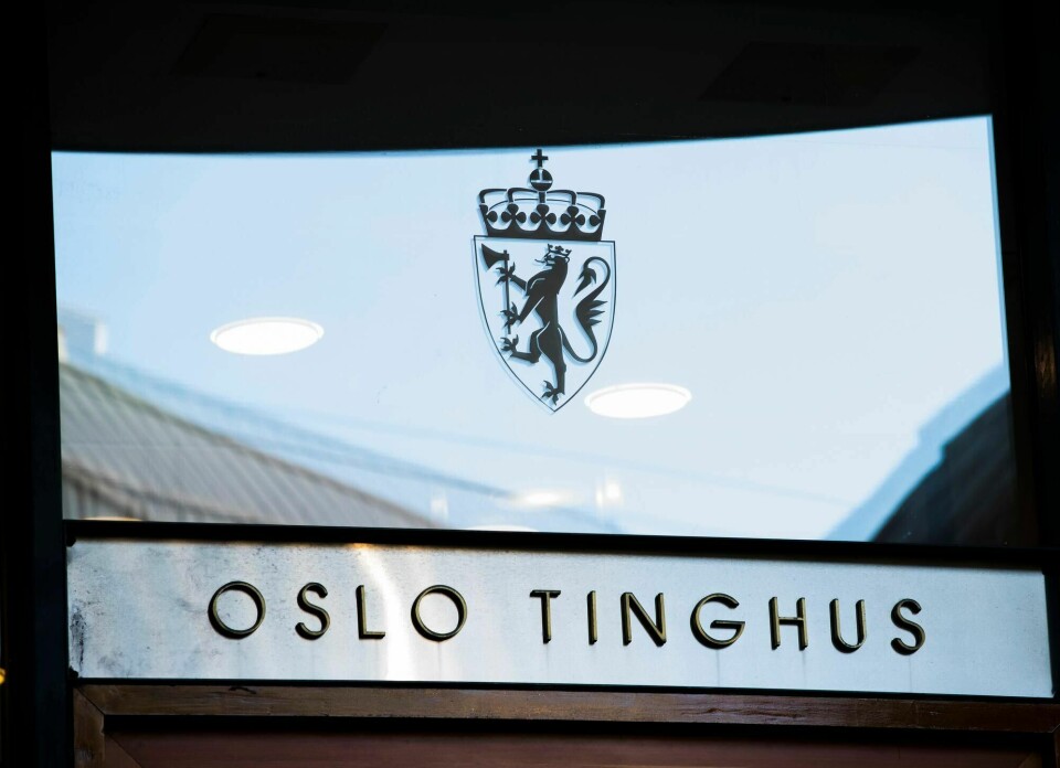 En mann i 30-årene er tiltalt for å ha voldtatt en annen mann mens han sov. Voldtekten skal ha skjedd kun en måned etter at tiltalte ble sluppet ut av fengsel.