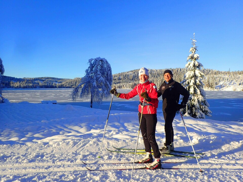 Vidunderlige skiforhold og praktfullt vintervær ved Garsjø i Lier. Liv og Lasse Steen fra Asker koser seg på skitur.