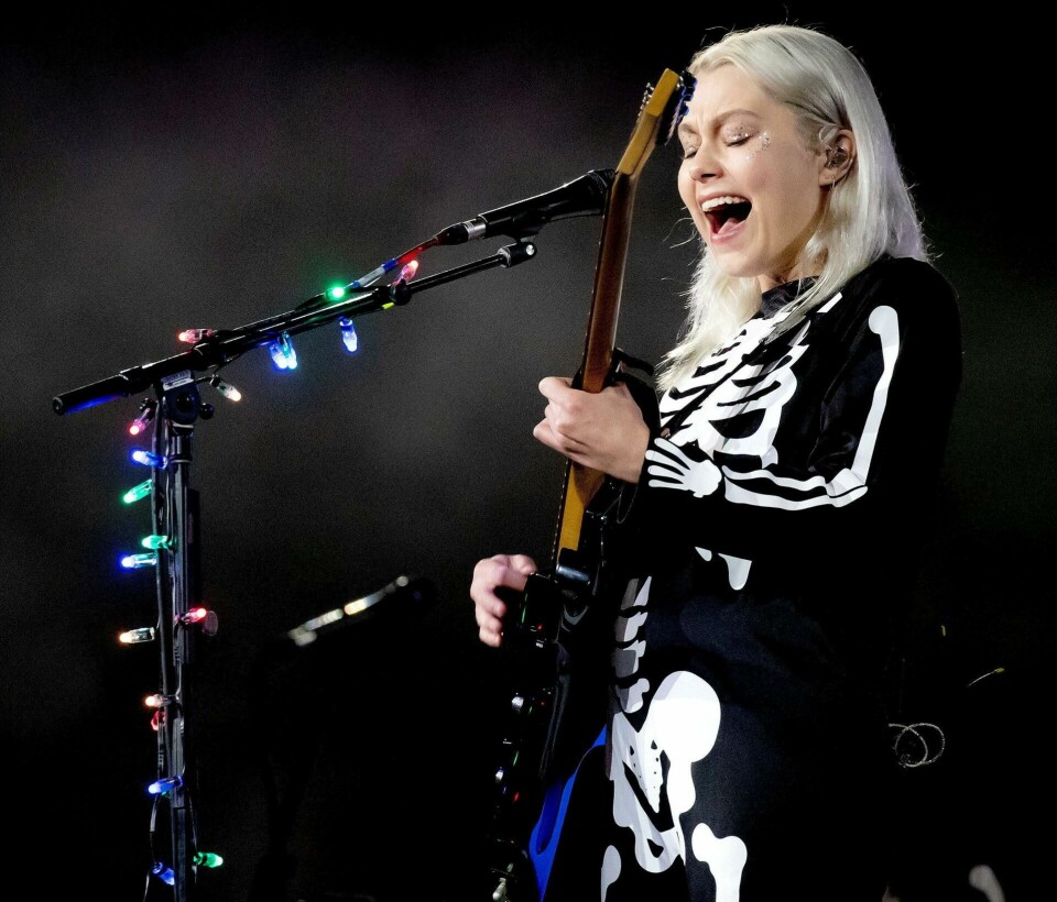 Phoebe Bridgers under en sjelden festivalopptreden i USA i sommer, i en skjelettdrakt vi mener å ha sett i andre sammenhenger en gang for lenge siden. Foto: Rich Fury/AFP/NTB Phoebe Bridgers under en sjelden festivalopptreden i USA i sommer, i en skjelettdrakt vi mener å ha sett i andre sammenhenger en gang for lenge siden. Foto: Rich Fury/AFP/NTB