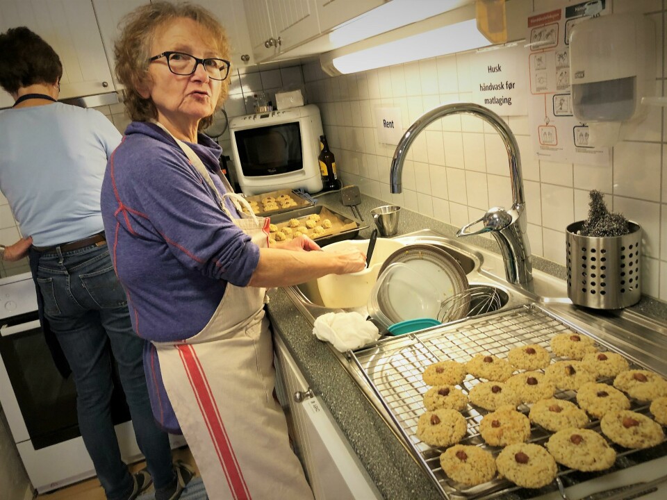 Lillian lager kaker til kaffen. Denne dagen blir det nøttekokoskaker, etter oppskrift fra 'ho mor'. Lillian har brukt Inn på tunet-tilbudet på Store Stene i sju år. Lillian lager kaker til kaffen. Denne dagen blir det nøttekokoskaker, etter oppskrift fra 'ho mor'. Lillian har brukt Inn på tunet-tilbudet på Store Stene i sju år.