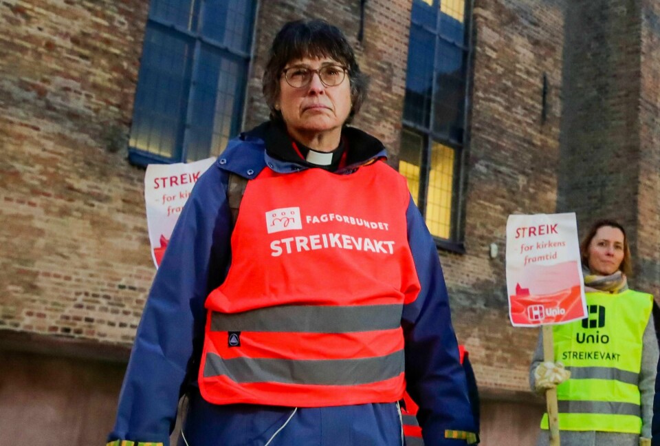 Heinke Foertsch , fungerende nestleder for Fagforbundet teoLOgene, her på streikevakt sammen med Presteforeningen utenfor Oslo Domkirke.