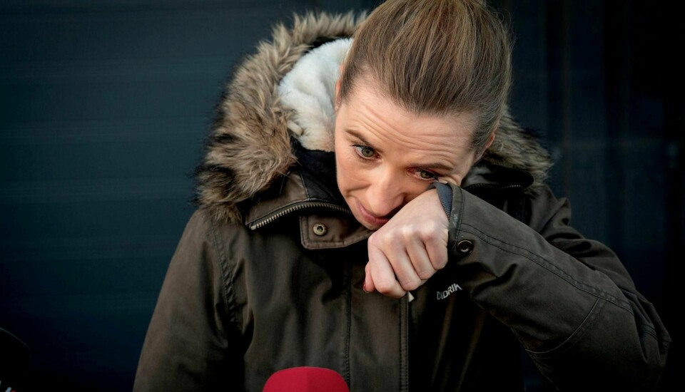 Danmarks statsminister Mette Fredriksen tørker en tåre under et besøk på en minkfarm der alle dyrene ble slaktet i frykt for koronasmitte. Foto: Mads Nissen/Ritzau Scanpix/AFP
