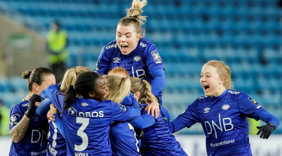 Marie Dølvik Markussen jubler med lagvenninner etter hennes historiske mål i cupfinalen mot LSK kvinner sist helg. Foto: Terje Bendiksby / NTB