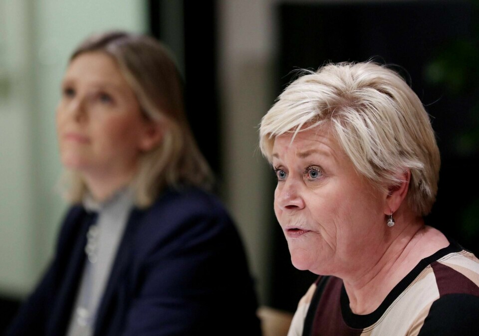 Partileder Siv Jensen (t.v.) og nestleder Sylvi Listhaug i Fremskrittspartiet møtte pressen tirsdag etter sentralstyremøtet som vedtok å ekskludere fylkesleder Geir Ugland jacobsen. Foto: Berit Roald/NTB