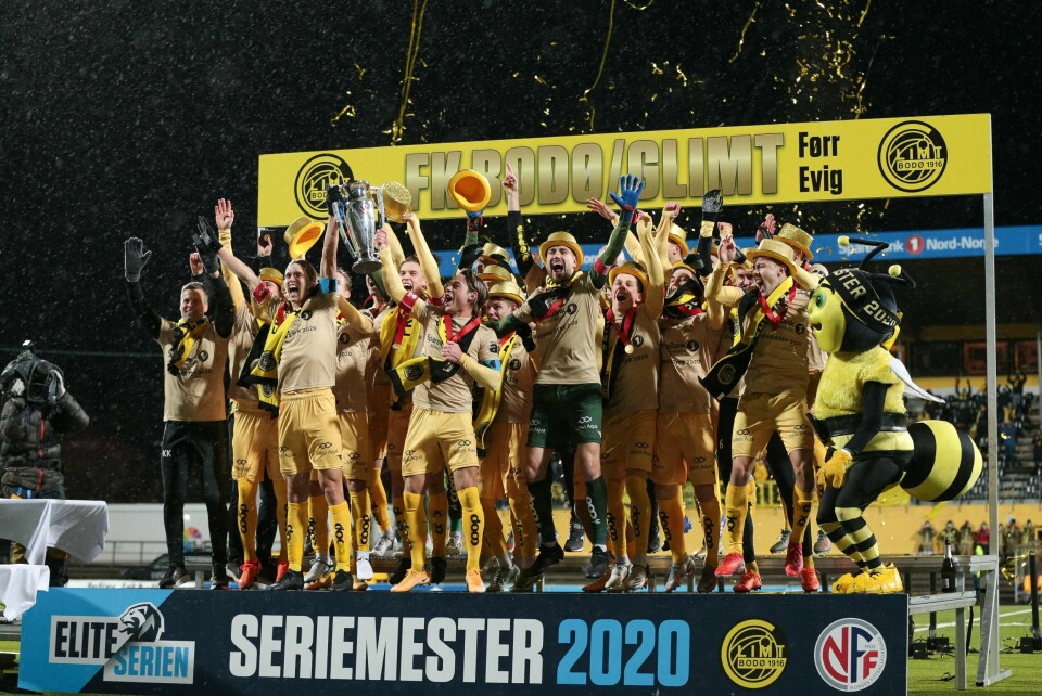 Bodø/Glimt løfter trofeet etter kampen mot Viking på Aspmyra lørdag kveld.