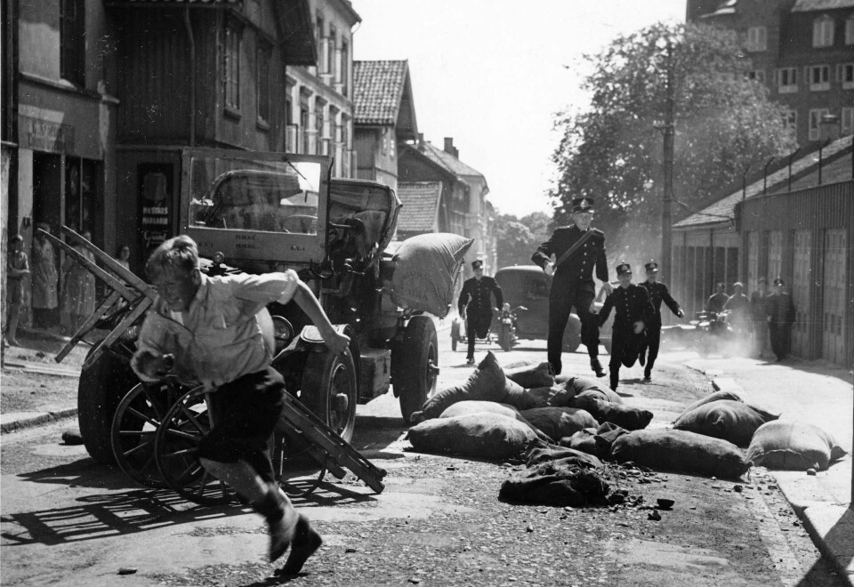 Politi på sporet av kokostjuver. Gøteborggata var location da Arne Skouens film «Gategutter» ble spilt inn i 1949. Odd Borgersen barndomshjem nr. 13 er hus nr. 4 fra venstre. På høyre hånd sees Freia-fabrikken, Freia-fortauet og Freia-garasjen. Politi på sporet av kokostjuver. Gøteborggata var location da Arne Skouens film «Gategutter» ble spilt inn i 1949. Odd Borgersen barndomshjem nr. 13 er hus nr. 4 fra venstre. På høyre hånd sees Freia-fabrikken, Freia-fortauet og Freia-garasjen.