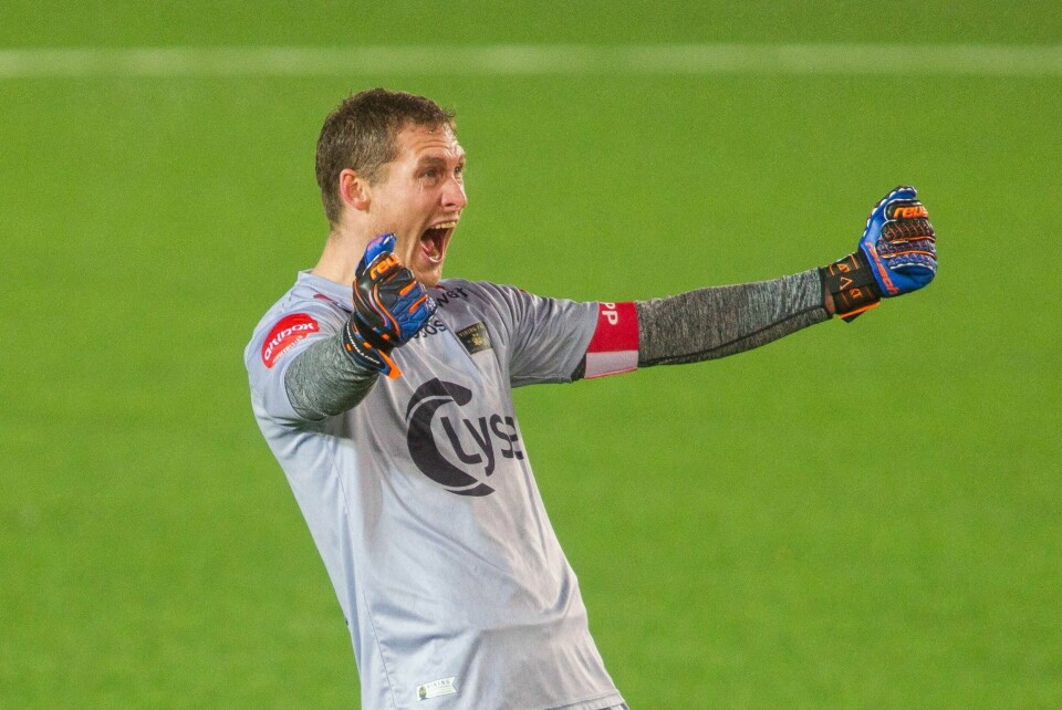 Iven Austbø er spilleren med den beste snittkarakteren på RA-sportens spillerbørs i 2020. Sportsleder Espen Iversen hyller veterankeeperen. Foto: Carina Johansen/NTB