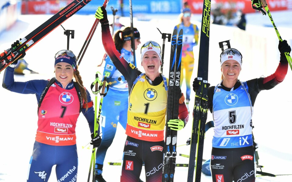 Italias Dorothea Wierer (t.v.) ble nummer tre bak vinneren Marte Olsbu Røiseland og Tiril Eckhoff.