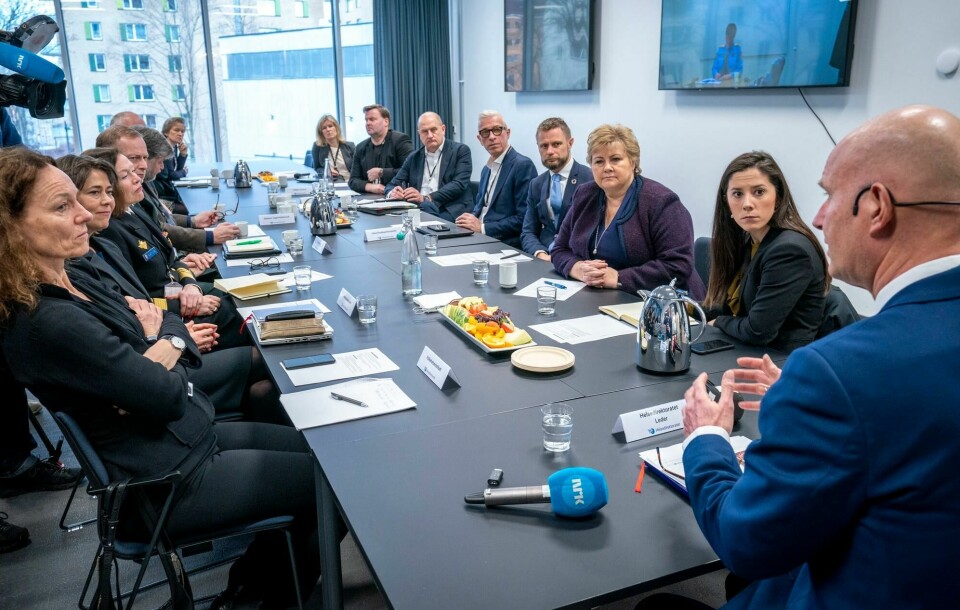 Statsminister Erna Solberg og helse- og omsorgsminister Bent Høie sammen med helsedirektør Bjørn Guldvog og flere andre aktører i Beredskapsutvalget mot biologiske hendelser torsdag 12. mars. I utvalget koordinerer sentrale aktører sin innsats for å beskytte liv, helse, og andre viktige samfunnsinteresser ved biologiske hendelser som pandemier. Senere på dagen innfører regjeringen de strengeste tiltakene siden 2. verdenskrig i Norge. Oslo 20200312. Statsminister Erna Solberg og helse- og omsorgsminister Bent Høie sammen med direktør i Helsedirektoratet Bjørn Guldvog og flere andre aktører under et besøk til Beredskapsutvalget mot biologiske hendelser torsdag. I utvalget koordinerer sentrale aktører sin innsats for å beskytte liv, helse, og andre viktige samfunnsinteresser ved biologiske hendelser som pandemier. Beredskapsutvalget bruker denne arenaen for å koordinere innsatsen på tvers av sektorer, og gi en status for arbeidet med koronaviruset.Foto: Heiko Junge / NTB