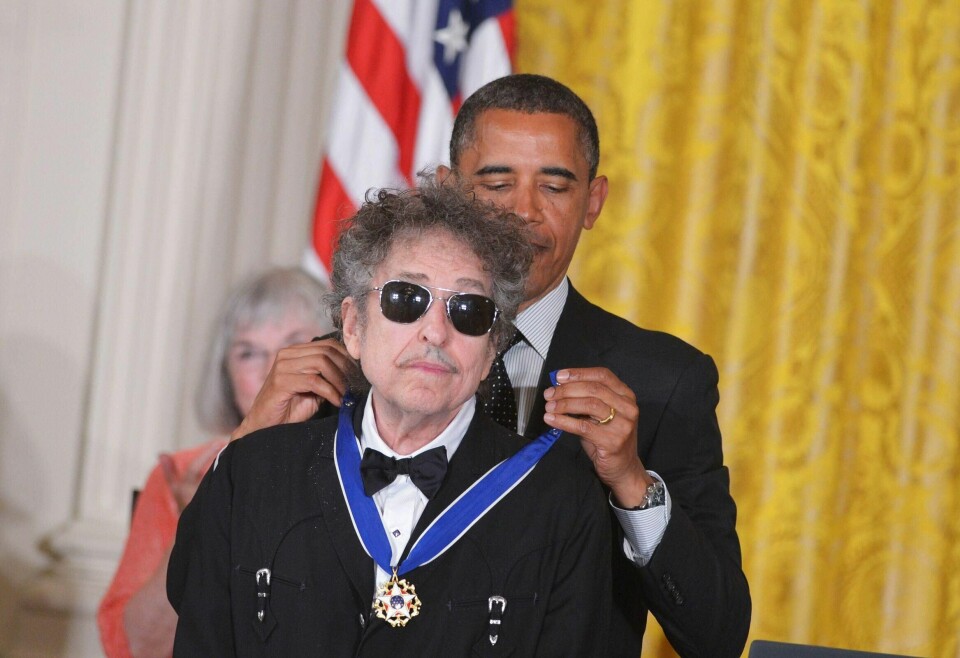 Daværende president Barack Obama gir artist Bob Dylan presidentens frihetsmedalje i 2012.