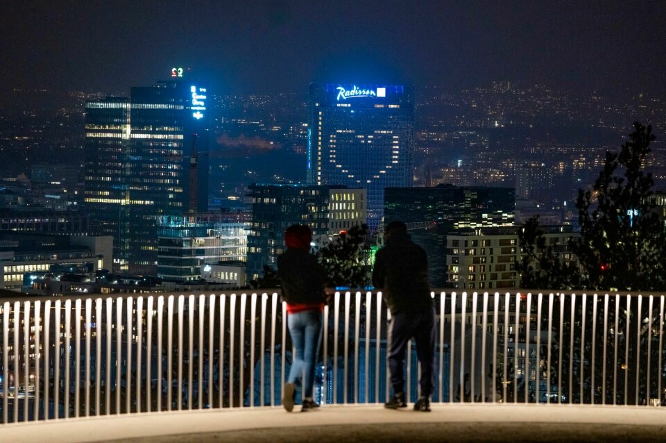 Lys på hotellrom på Radisson Blu Plaza Hotel i Oslo tegner et hjerte med et budskap om kjærlighet og at alle må ta vare på hverandre i denne tiden. Bildet er tatt 23. mars. Oslo 20200325. Radisson Blu Plaza Hotel i Oslo har slått på lysene på enkelt av rommene på hotellet som tegner et hjerte ut over Oslo med et budskap om kjærlighet og at alle må ta vare på hverandre i denne tiden.Foto: Stian Lysberg Solum / NTB