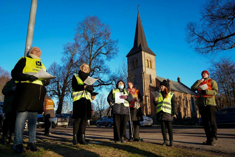 Streikende prester, diakoner, kirkemusikere og andre kirkeansatte fra hele Oslo-området var samlet til en streikemarkering utenfor Asker kirke julaften. Foto: Fredrik Hagen/NTB
