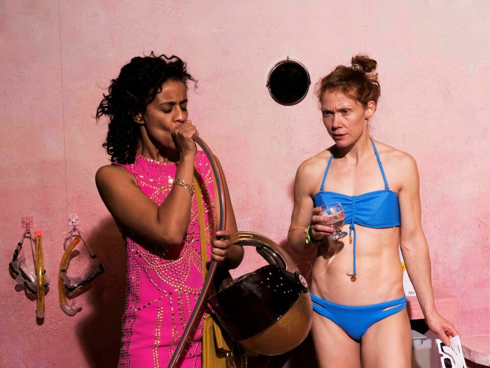 Selome Emnetu (Armani) og Mona Solhaug (Sabine) i ensemblet Susie Wangs nye forestilling «Licht und Liebe». Foto: Simen Ulvestad Selome Emnetu (Armani) og Mona Solhaug (Sabine) i ensemblet Susie Wangs nye forestilling «Licht und Liebe». Foto: Simen Ulvestad