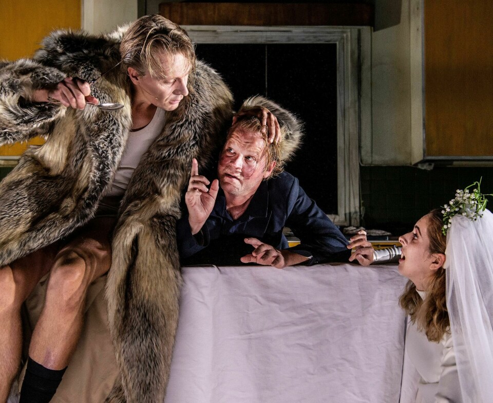 De villeste eventyrene kan oppstå i det og dem som står oss nærmest. Her Ola G. Furuseth, Anders Baasmo og Thea Lambrechts Vaulen i Riksteatrets versjon av «Peer Gynt». Foto: Erik Berg De villeste eventyrene kan oppstå i det og dem som står oss nærmest. Her Ola G. Furuseth, Anders Baasmo og Thea Lambrechts Vaulen i Riksteatrets versjon av «Peer Gynt». Foto: Erik Berg