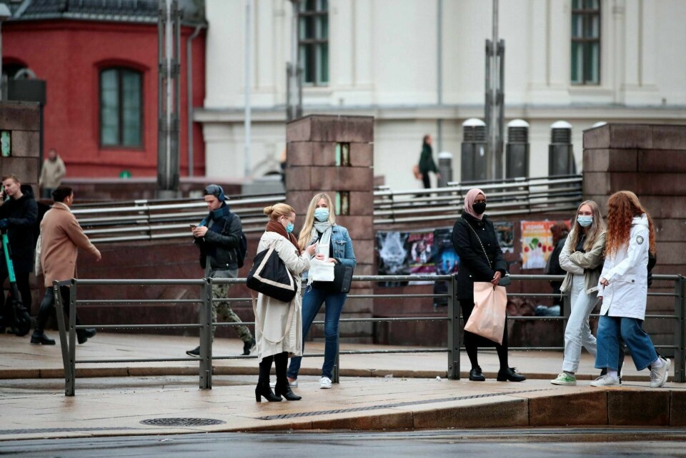 Folk flest kunne plutselig forskjellen mellom epidemi og pandemi, mellom isolasjon og karantene og mellom munnbind til lege og legfolk, skriver Linn Stalsberg. Her et bilde fra Oslo sentrum i september i år etter at byrådet innførte påbud om bruk av munnbind i kollektivtrafikken. Foto: Jil Yngland/NTB