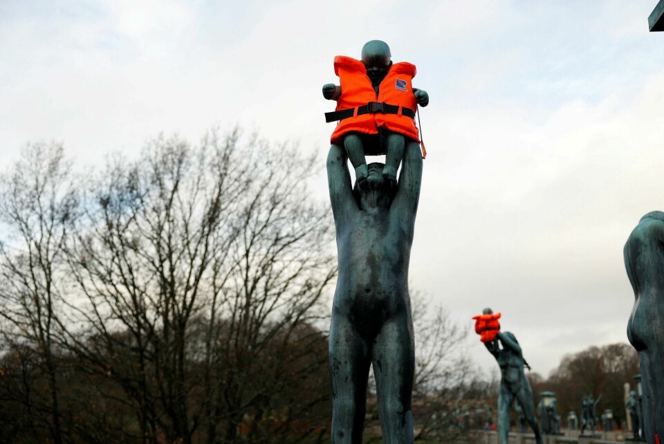 En av mange aksjoner i år fra gruppa som jobber for at regjeringa skal hente flere barn til Norge. Statuer i Frognerparken er ikledd redningsvester med navn og alder på barn i Moria flyktningleir. Foto: Jil Yngland / NTB En av mange aksjoner i år fra gruppa som jobber for at regjeringa skal hente flere barn til Norge. Statuer i Frognerparken er ikledd redningsvester med navn og alder på barn i Moria flyktningleir. Foto: Jil Yngland / NTB