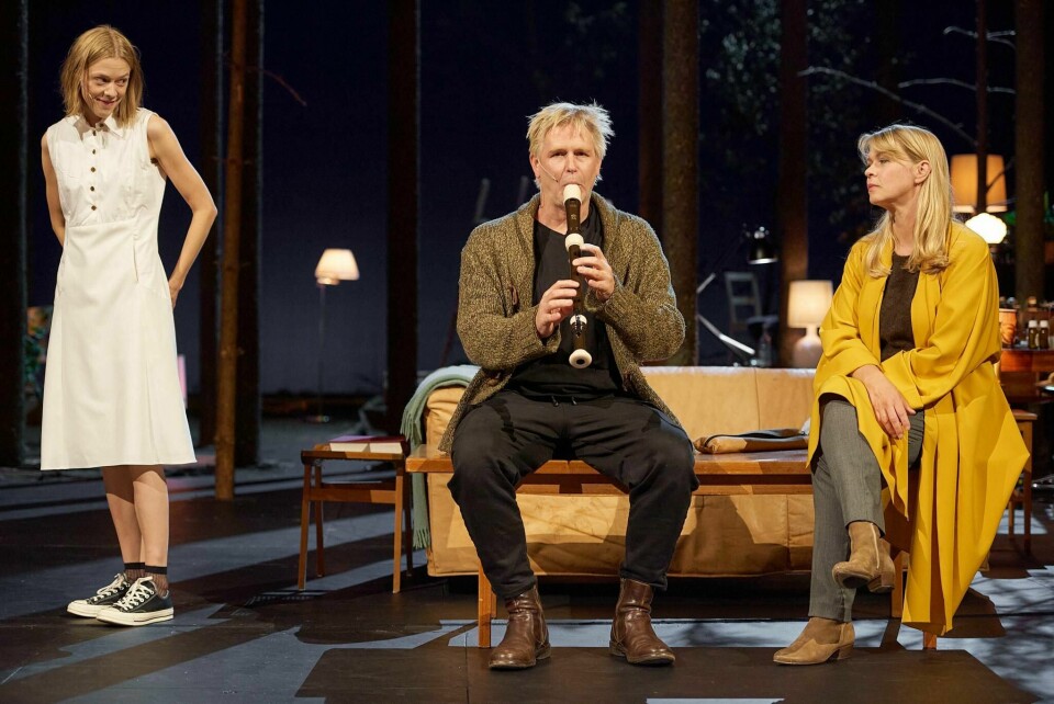 Vildanden på Nationaltheatret er blant anmeldernes favoritter i et år preget av koronarestriksjoner for en hel scenebransje. Her Helene Naustdal Bergsholm som Hedvig, Trond Espen Seim som Hjalmar og Tone Mostraum som Gina.