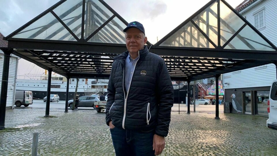 Her, på Helmich Gabrielsens plass i Vågen i Stavanger, skal krigsseilermonumentet reises. Monumentet skal være ferdig første halvdel i 2022. Stavanger Søemandsforening-formann Kjell Olsen har kjempet i mange år for krigsseilerne. Foto: Arne Birkemo