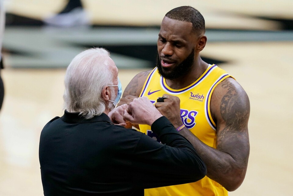 LeBron James hilser på San Antonio Spurs-trener Gregg Popovich før onsdagens NBA-kamp. Begge skulle bidra til at det ble skrevet basketballhistorie.