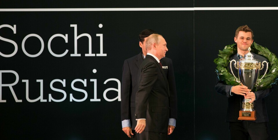 Vladimir Putin er tett på store idrettsbegivenheter. Her hyller han Magnus Carlsen da sistnevnte ble verdensmester i sjakk i Sotsji. FOTO: BERIT ROALD/NTB SCANPIX