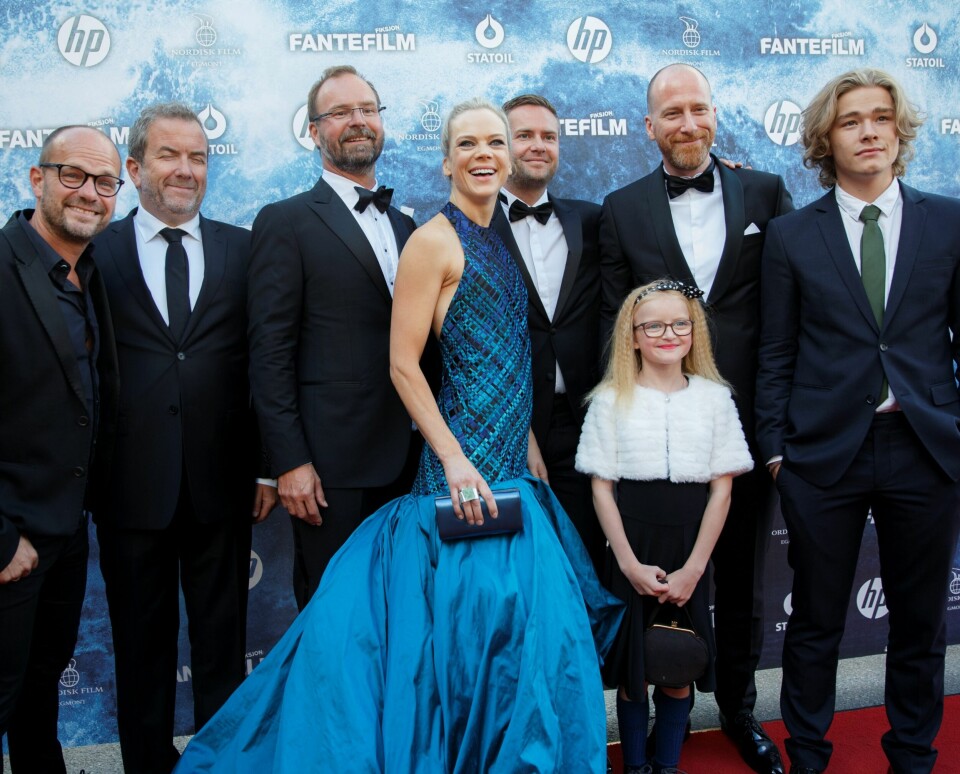 F.v.: Manusforfatterne Harald Rosenløw og John Kåre Raake, produsent Martin Sundland, skuespiller Ane Dahl Torp, produsent Are Heidenstrøm, skuespiller Edith Haagenrud, regissør Roar Uthaug og skuespiller Jacob Hoff Oftebro på den røde løper ved premiere på filmen «Bølgen». FOTO: BERIT ROALD/NTB SCANPIX F.v.: Manusforfatterne Harald Rosenløw og John Kåre Raake, produsent Martin Sundland, skuespiller Ane Dahl Torp, produsent Are Heidenstrøm, skuespiller Edith Haagenrud, regissør Roar Uthaug og skuespiller Jacob Hoff Oftebro på den røde løper ved premiere på filmen «Bølgen». FOTO: BERIT ROALD/NTB SCANPIX